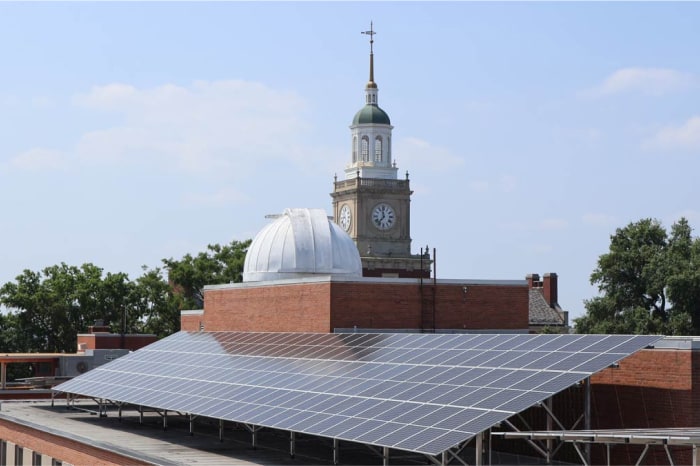 Paneles solares sobre el techo de Howard University.