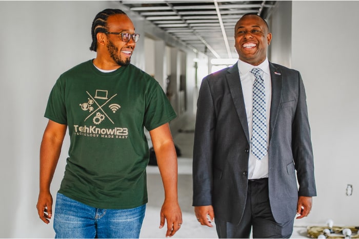 El Propietario de TechKnow 123, Kashif Kincaid, izquierda, y el gerente de sucursal de U.S. Bank, Remone Davis
