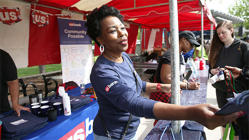 Un empleado de U.S. Bank trabajando como voluntario en la Feria de Salud de Cincinnati, Ohio en abril de 2023.