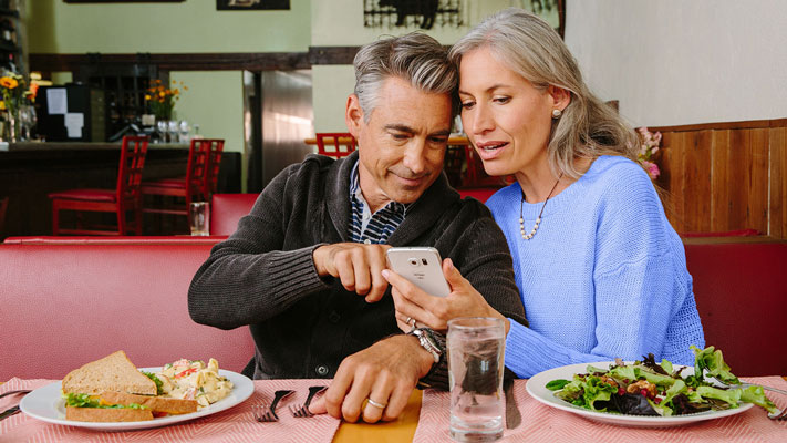 Pareja consultando el saldo disponible en un teléfono