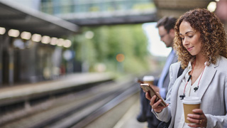 mujer viajando al trabajo viendo su teléfono