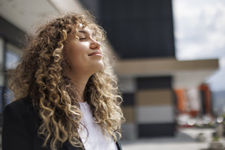 mujer relajándose al aire libre