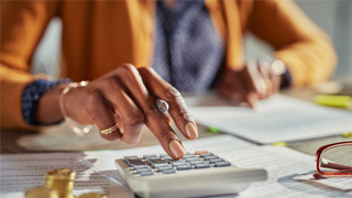 mujer utilizando una calculadora