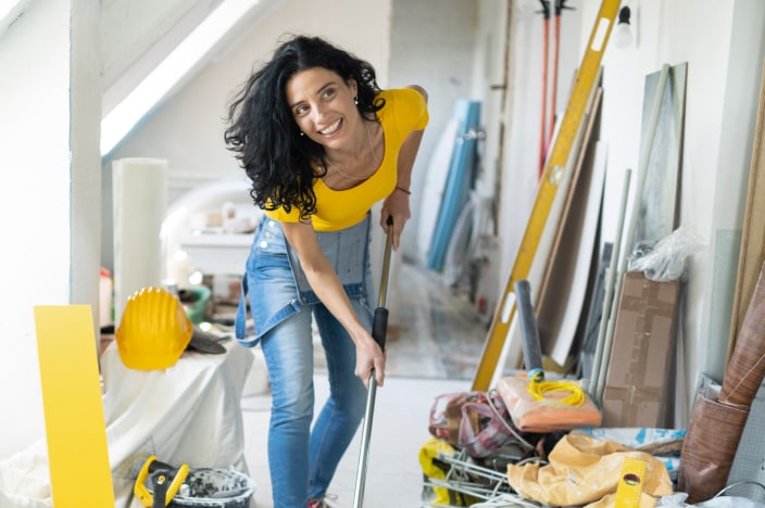 Mujer limpiando un ático