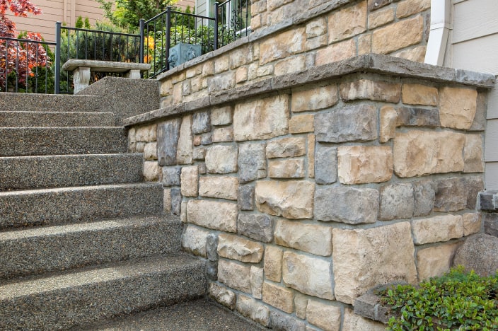 Pared de piedra y escalones afuera de la casa