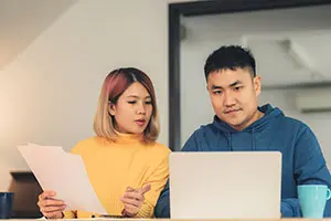 hombre y mujer trabajando en sus impuestos