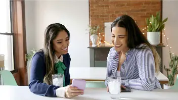 Dos amigos conversando sobre cuentas de ahorros de alto rendimiento