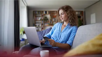 Persona solicitando una cuenta de ahorros en línea