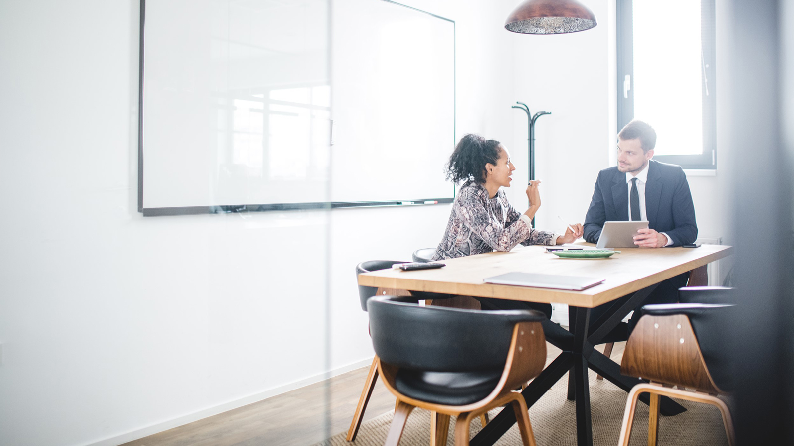 dos personas en una junta de negocios