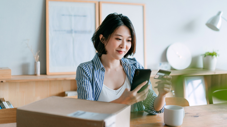 woman making a purchase with her credit card