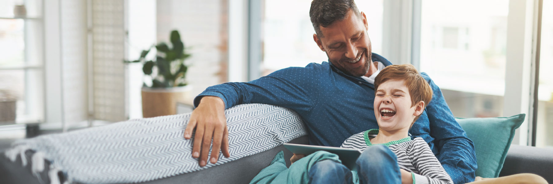 Familia sonriendo después de revisar cuentas bancarias