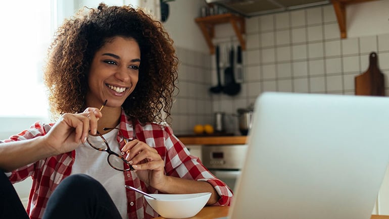 Mujer sonriente frente a computadora