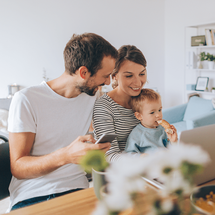 Familia revisando su estado de cuenta electrónico en dispositivos móviles