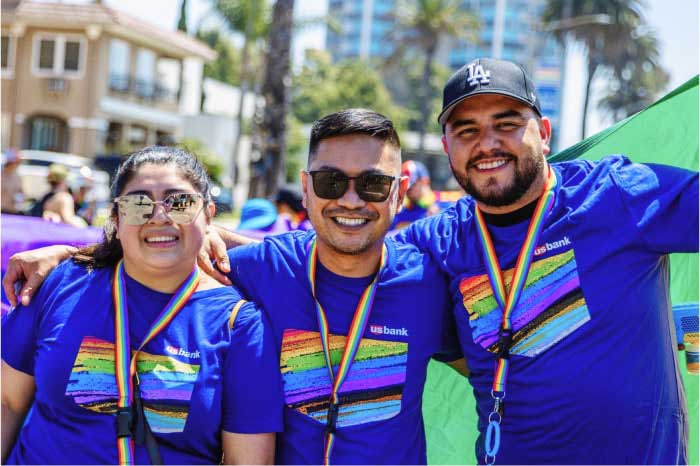 Tres empleados de U.S. Bank en un evento del Orgullo.