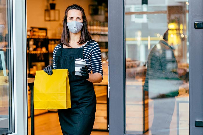 Coffeeshop worker wearing mask during pandemic