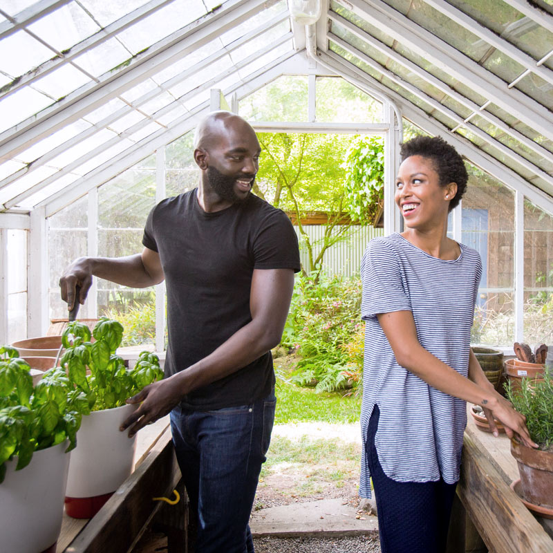 Photo couple in greenhouse