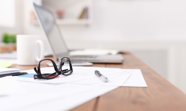 Photo glasses on desk