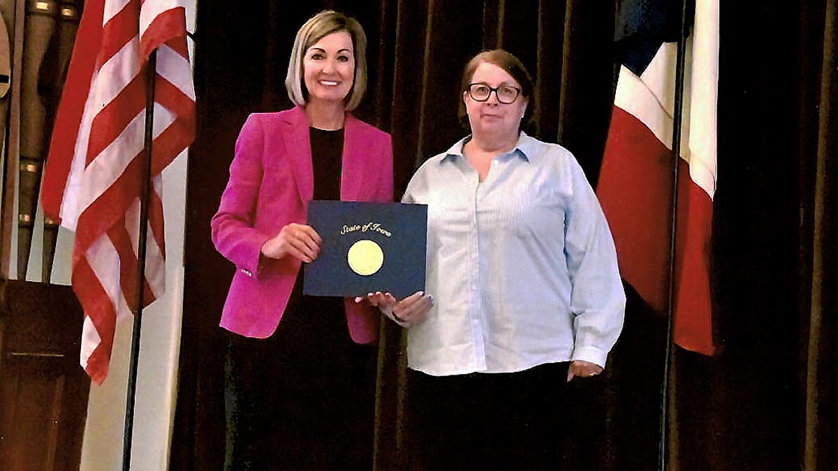 Photo of Shelley Frondle receiving award