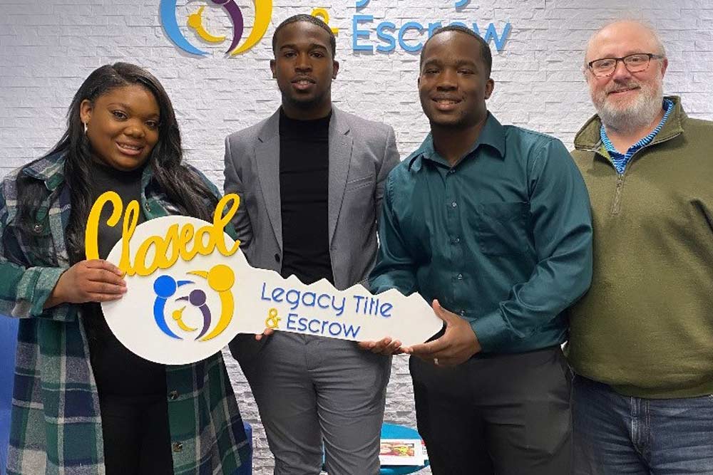 Klara Gardner, izquierda, y su esposo Joseph Lenoir, sosteniendo la llave, celebran el cierre del préstamo de su nueva vivienda en St. Louis que financiaron con un Préstamo U.S. Bank Access Home.