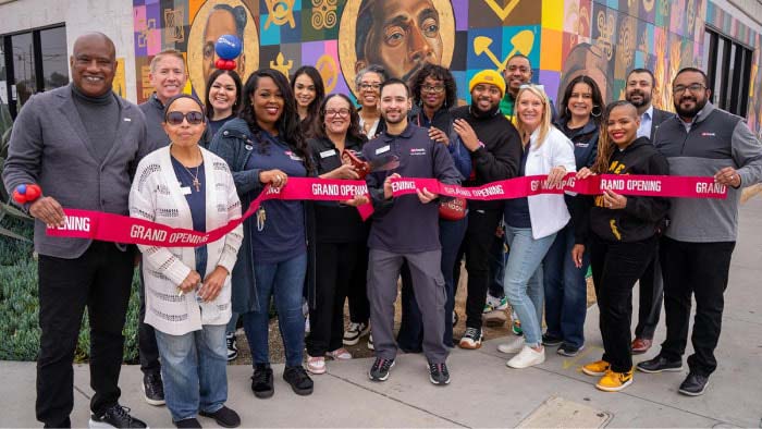 Un grupo de personas de U.S. Bank y de la comunidad asisten a una ceremonia de inauguración