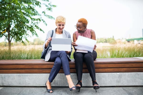 businesswomen-discussing